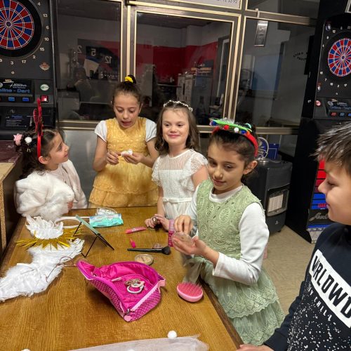 die Mädchen der Theatergruppe schminken sich gegenseitig