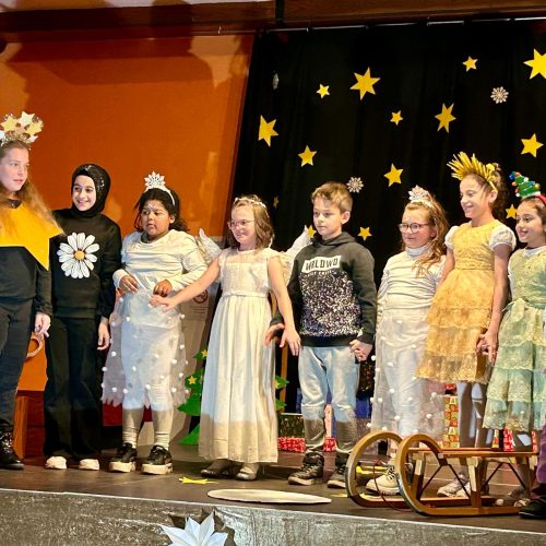 die Theatergruppe steht auf der Bühne