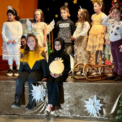 die Theatergruppe steht auf der Bühne