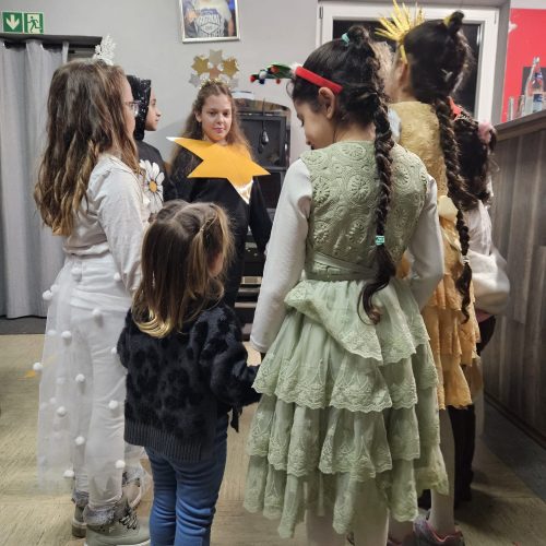 die Theatergruppe steht im Kreis