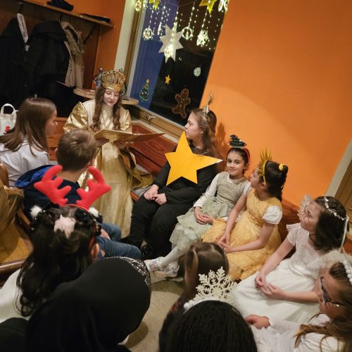 die Theatergruppe hat Besuch vom Straubinger Christkind