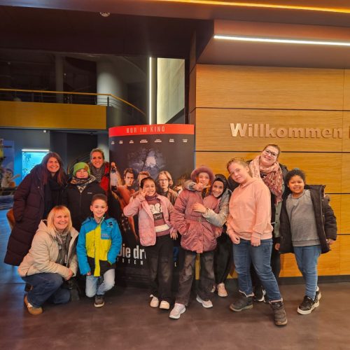 die Theatergruppe besucht das Kino in Straubing