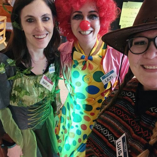 drei Frauen verkleidet an Kinderfasching